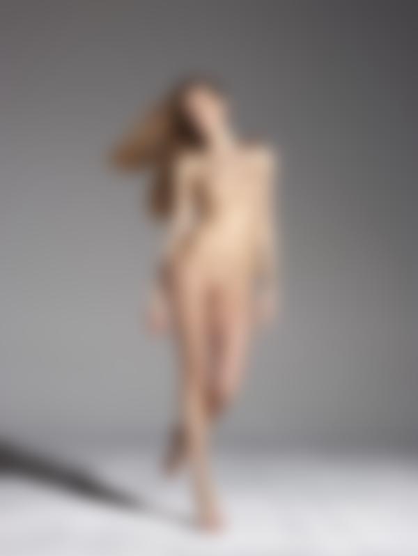 छवि # 8 गैलरी से एम्मा फैशन नंगी