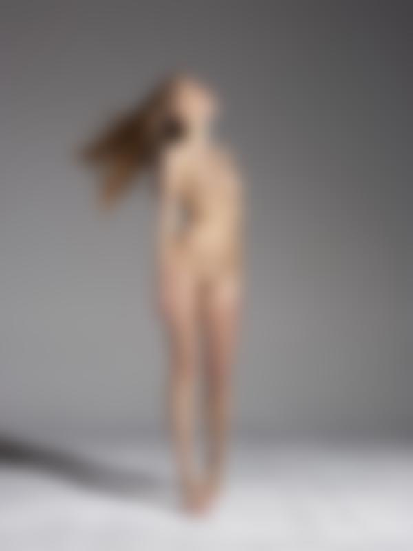 छवि # 9 गैलरी से एम्मा फैशन नंगी