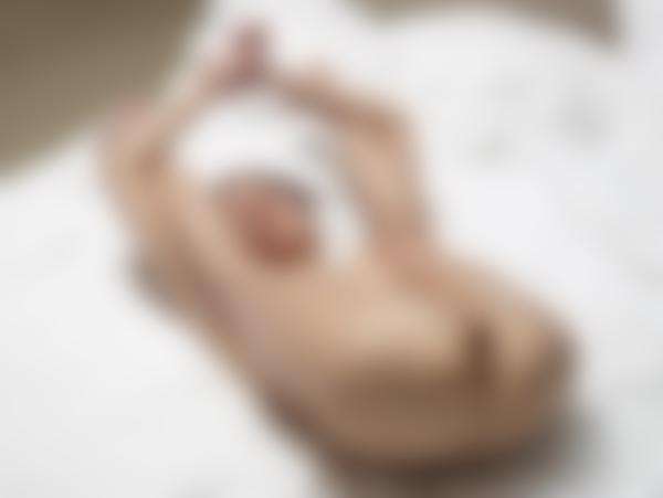 图片 #9 来自画廊 躺在床上的伊娃杂技演员