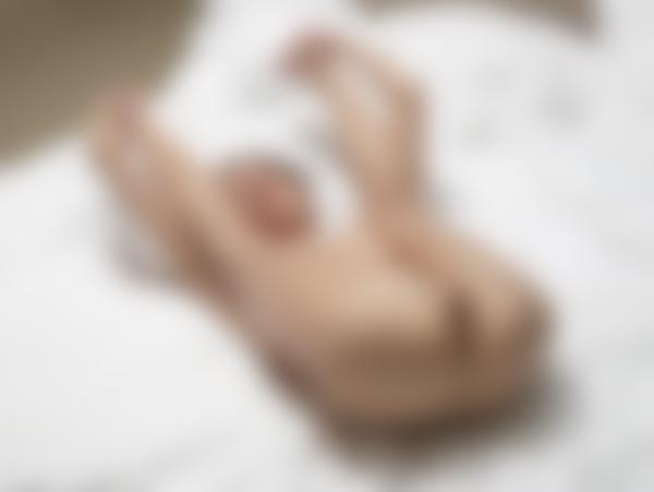 图片 #10 来自画廊 躺在床上的伊娃杂技演员