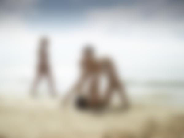 Image n° 9 de la galerie Julietta et Magdalena corps de plage