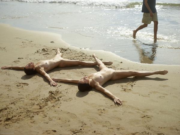 Image n° 1 de la galerie Julietta et Magdalena contorsions sur plage