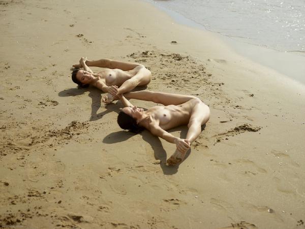 Bild #3 aus der Galerie Julietta und Magdalena  Verrenkungen am Strand