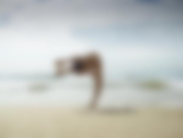 Gambar # 9 dari galeri Julietta and Magdalena beach contortions