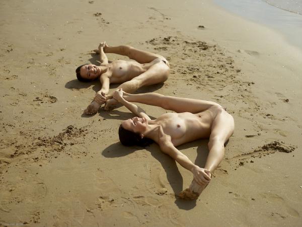 Image #6 from the gallery Julietta and Magdalena beach contortions
