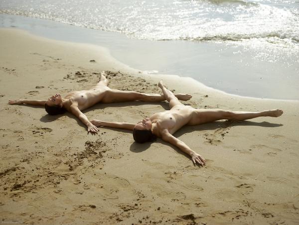 Imagen #2 de la galería Julietta y Magdalena contorsiones en la playa