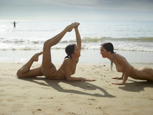 Imagen #7 de la galería Julietta y Magdalena cuerpos flexibles en la playa