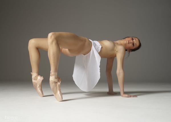 Gambar # 1 dari galeri Julietta sexy stretching