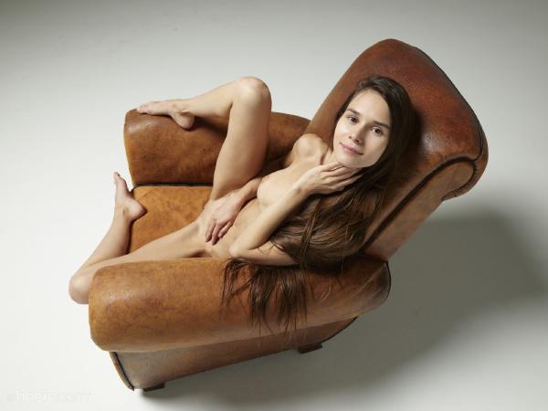 Imagen #6 de la galería Leona desnuda descansando