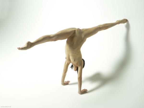 Bild #2 från galleriet Magdalena erotisk akrobat