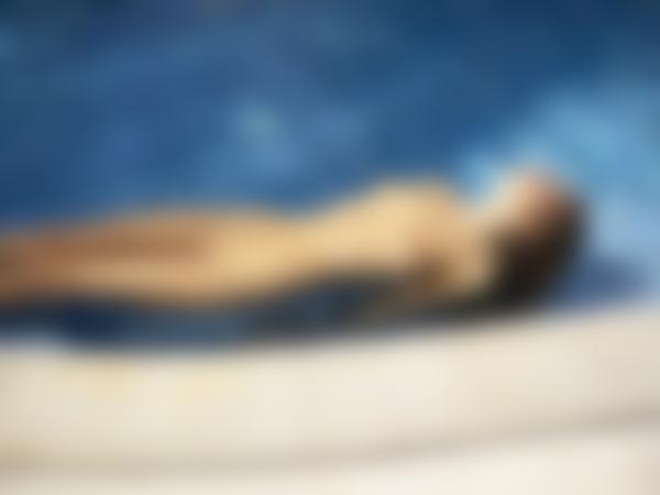 Kuva #8 galleriasta Melena Maria uima-altaan äärellä
