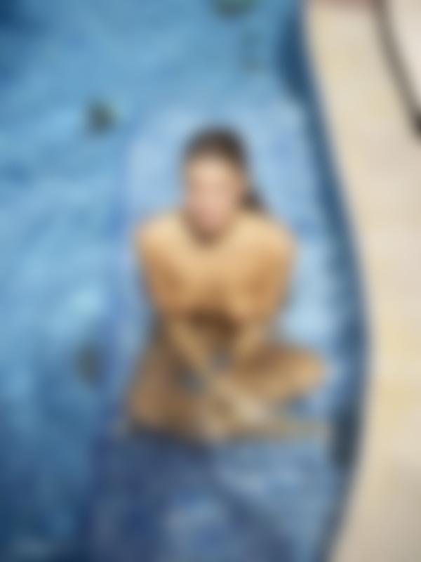 Kuva #9 galleriasta Melena Maria uima-altaan äärellä