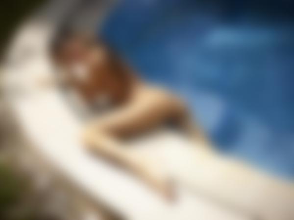 Kuva #10 galleriasta Melena Maria uima-altaan äärellä