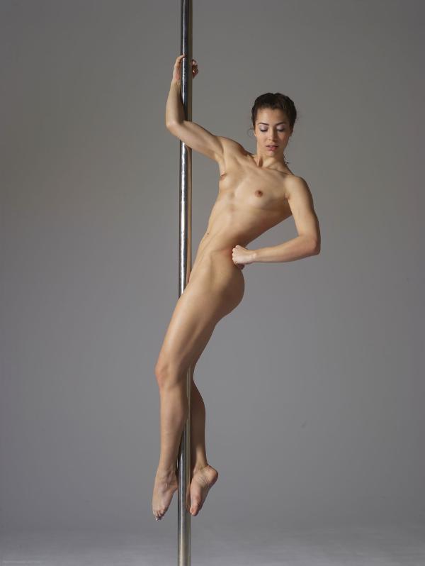 Bilde #2 fra galleriet Mya naken poledancing
