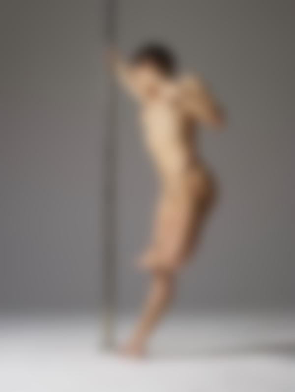 Bilde #11 fra galleriet Mya naken poledancing