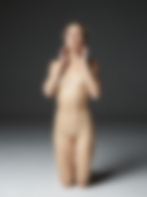 Gambar # 11 dari galeri October nudes in studio