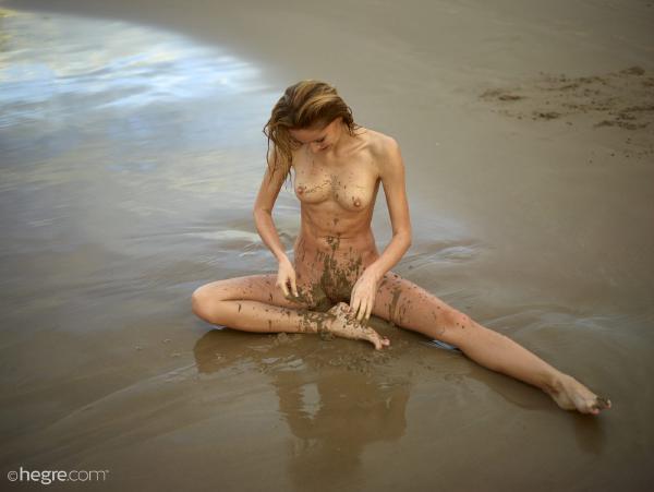 Bild #7 aus der Galerie Sonya Dreckiges Strandgirl