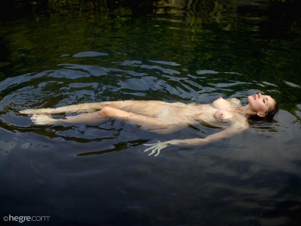 Bild #4 aus der Galerie Sonya Nacktschwimmen