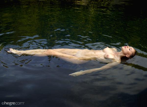 Bild #5 aus der Galerie Sonya Nacktschwimmen