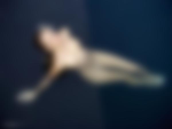 Gambar # 8 dari galeri Sonya skinny dipping
